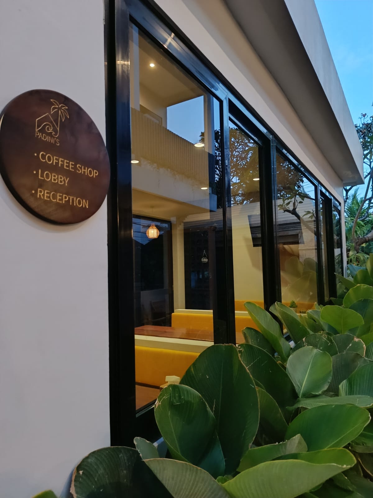 Padinis Villa and Coffee - Banner