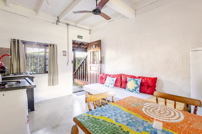 Sala do chalé Mezanino com sofá e mesa de mosaico