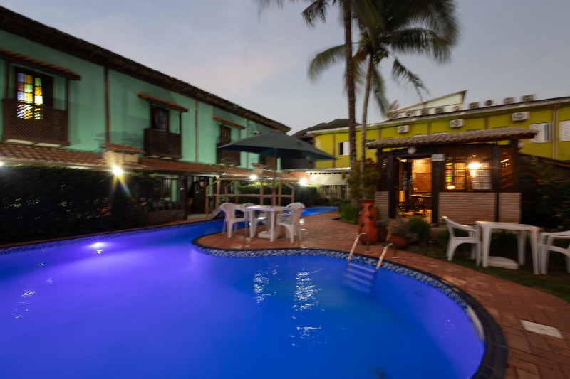 Piscina iluminada à noite