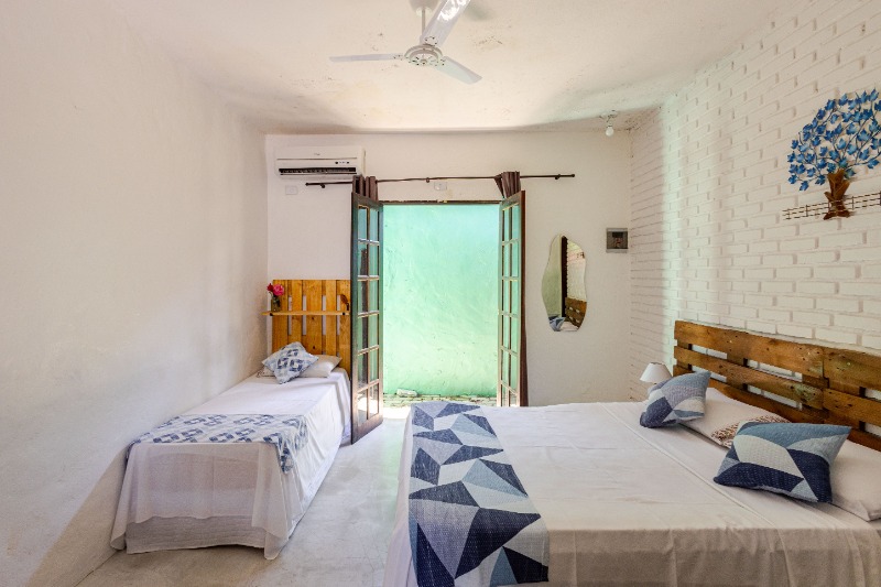 Quarto com porta para a área externa