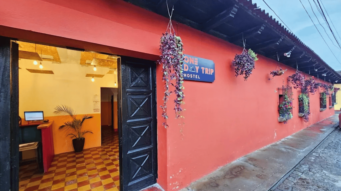 One Day Trip Hostel - Banner