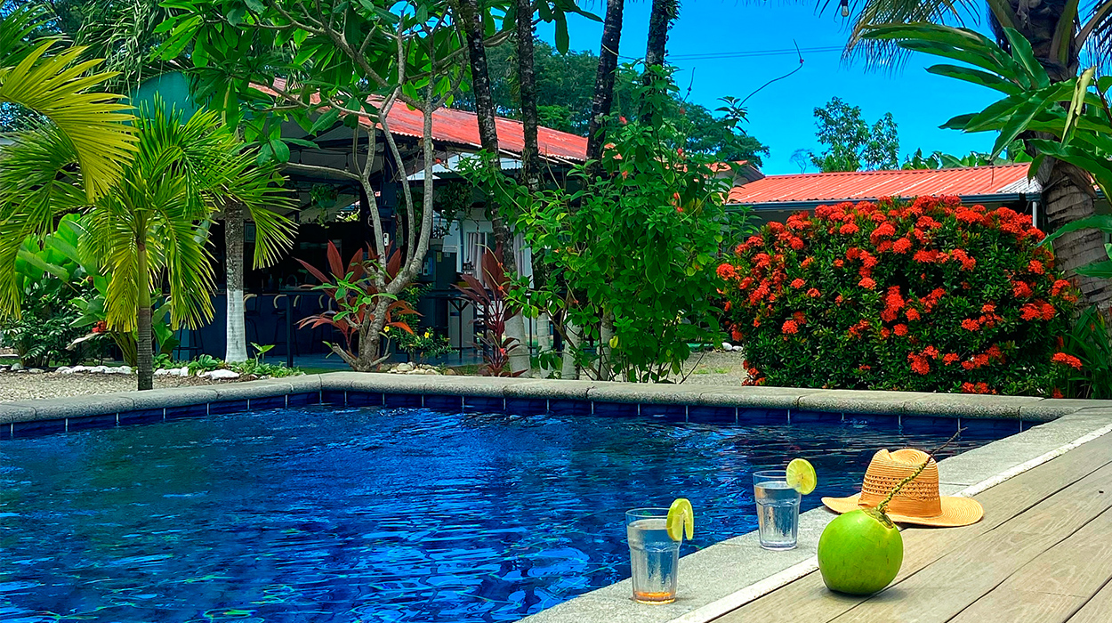 Hotel Rooms and Pool Macaws – Accommodation with Pool in Uvita, Costa Rica - Banner